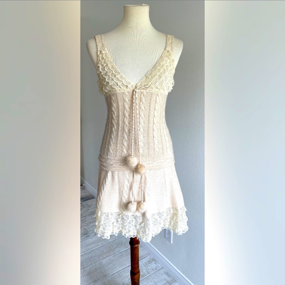 Amuleti beige Kashmir top and skirt with silk lace inserts.
Size S. New set